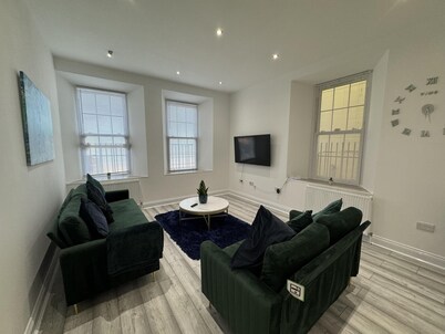 Gorgeous Spacious Apartment With Sea View