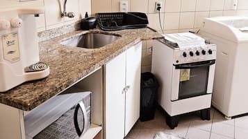 Mikrowelle, Herdplatte, Wasserkocher mit Kaffee-/Teezubehör