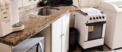 Micro-ondas, cooktop, cafeteira/chaleira, chaleira elétrica