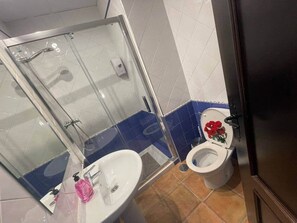 Secador de pelo, jabón y papel higiénico