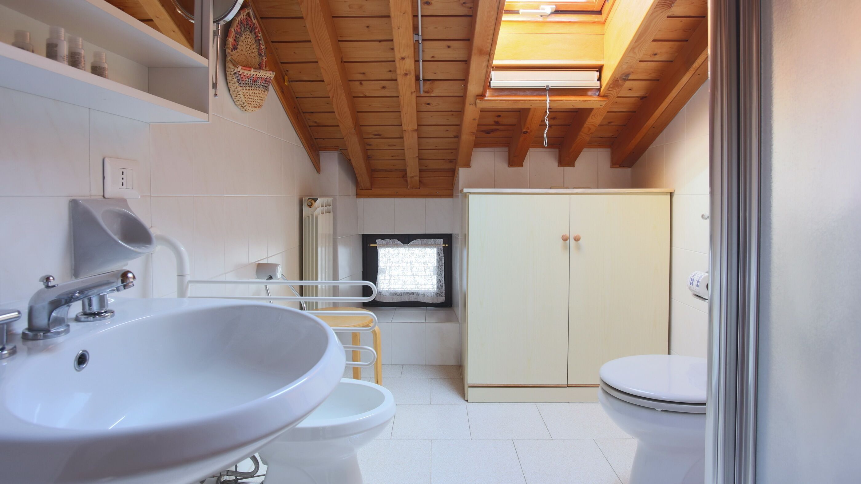 Een douche, een haardroger, een bidet, handdoeken