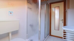 Dusche, Haartrockner, Bidet, Handtücher