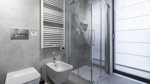 Shower, hair dryer, bidet, towels - Italianway Comfort - Compagnoni 12 - Suite Mir... (Milan)