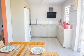 Microondas, horno, placa de cocina y lavavajillas