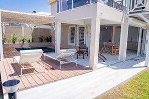 Outdoor dining - Nid Douillet Avec Piscine, Dans un Jardin Tropical; La Kaza' Naïs (LE MOULE)