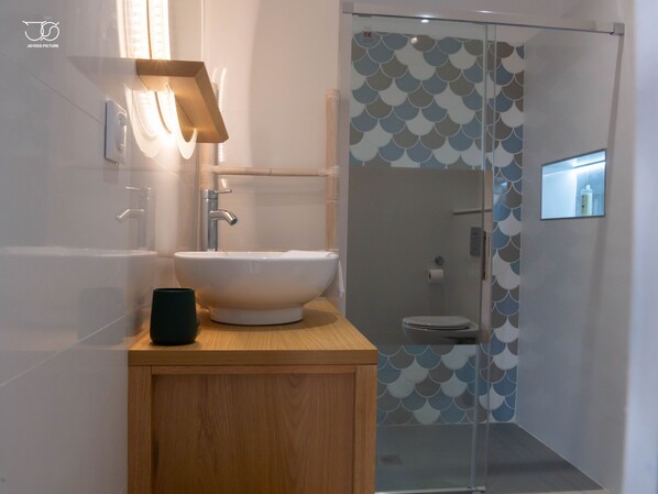 Hair dryer, towels, soap, toilet paper - Nid Douillet Avec Piscine, Dans un Jardin Tropical; La Kaza' Naïs (LE MOULE)