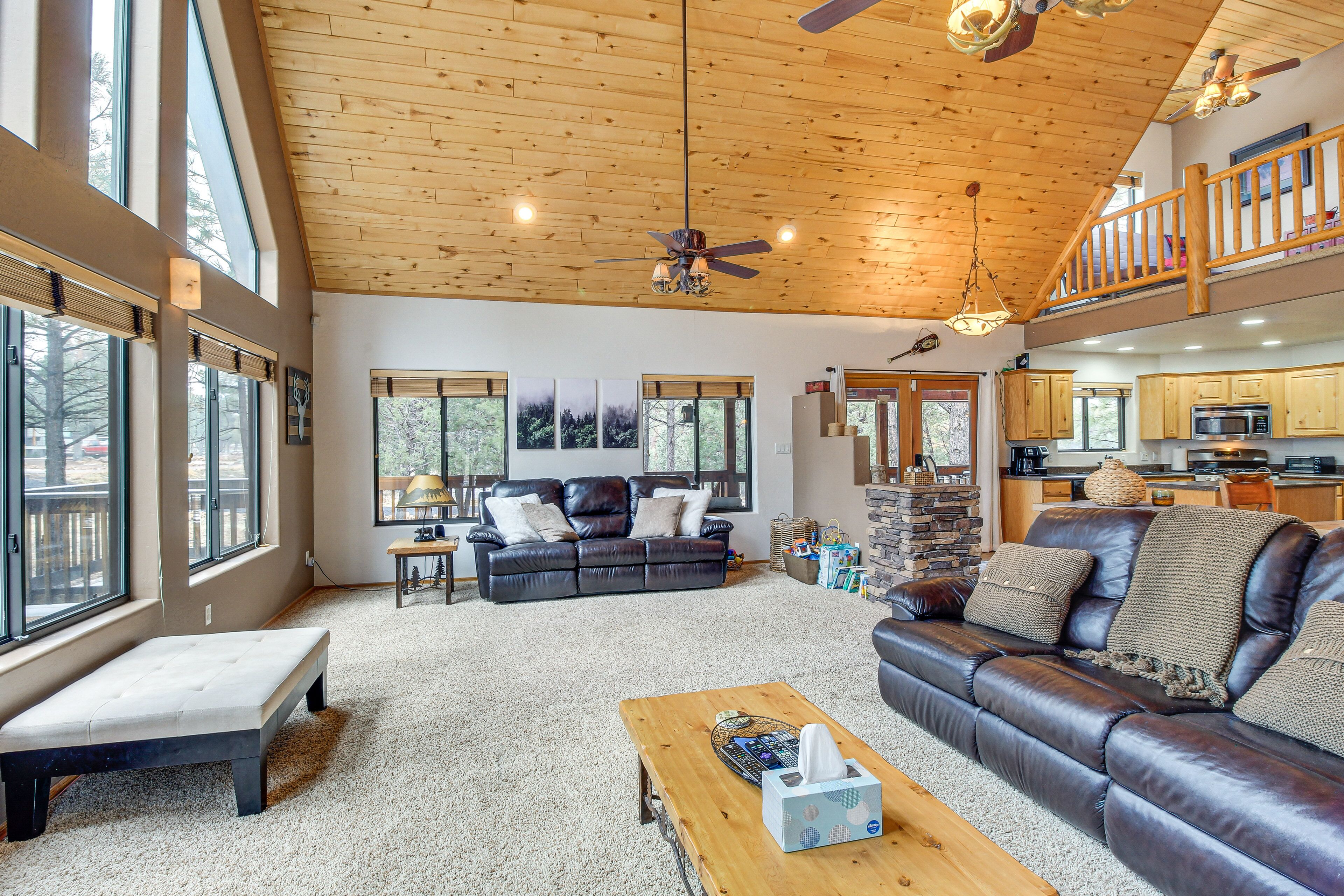 Tranquil Heber-Overgaard Cabin w/ Decks & Grill!