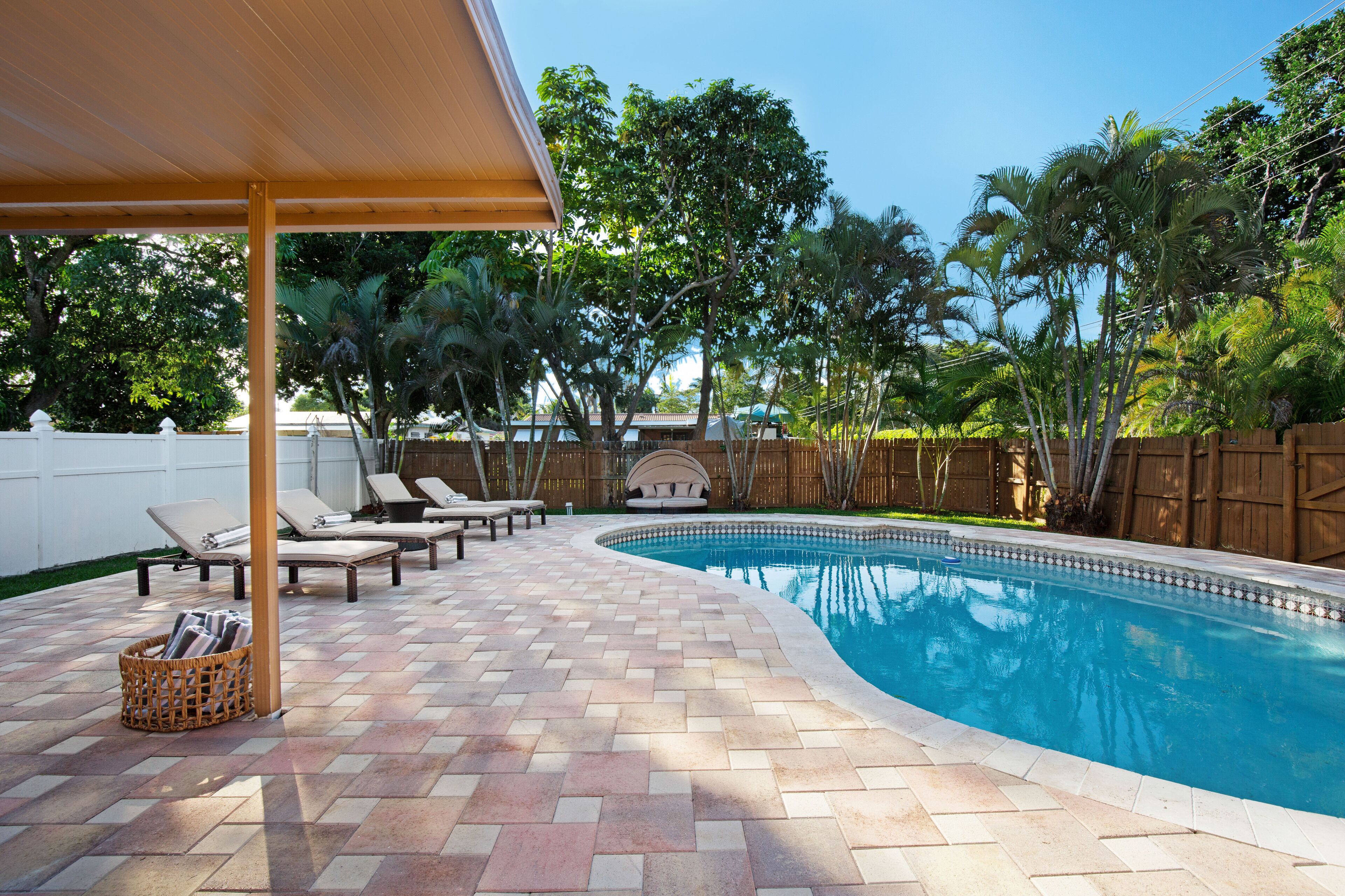 Pool and Hot Tub Villa! Game room!15 Minutes to Beach!5 minutes to Hard Rock !