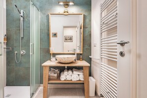 Douche, articles de toilette gratuits, sĂšche-cheveux, chaussons