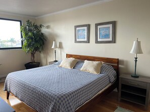 1 bedroom, iron/ironing board, free WiFi, bed sheets - Beau Mer Condo with views of Naples Bay, walking distance to Old Naples (Naples)