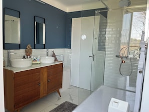 Dusche, Whirlpool, Haartrockner, HandtĂŒcher