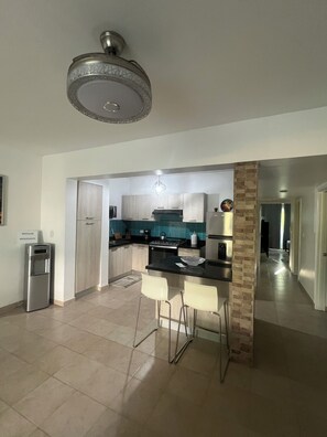 Kjøleskap, mikrobølgeovn, ovn og kokeplater