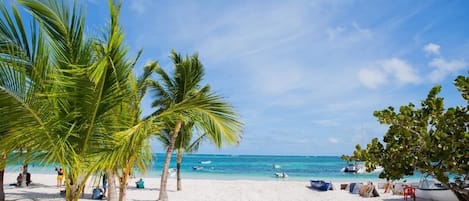 Beach nearby, sun-loungers, beach towels