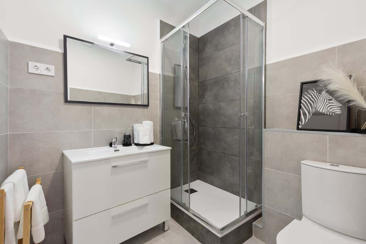 Een douche, een haardroger, handdoeken, shampoo