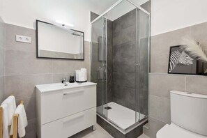 Douche, sèche-cheveux, serviettes fournies, shampoing