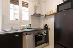 Réfrigérateur, micro-ondes, four, plaque de cuisson
