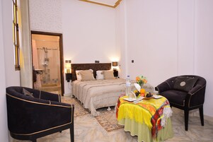 Decoración personalizada, sistema de insonorización y ropa de cama 