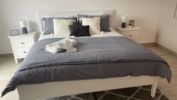 1 dormitori, planxa i posts de planxar, wifi i roba de llit