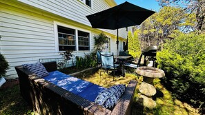 Outdoor dining - Private Truro apt near Corn Hill Beach & Ptown, dog-friendly--laundry & parking! (Truro)