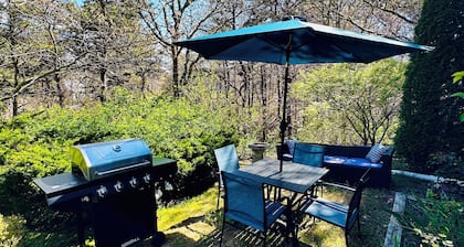 Private Truro apt near Corn Hill Beach & Ptown, dog-friendly--laundry & parking!