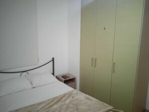 1 slaapkamer, een strijkplank/strijkijzer, wifi, beddengoed