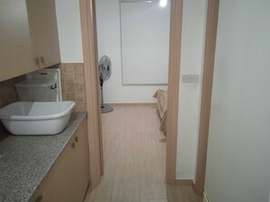 Een haardroger, handdoeken, zeep, toiletpapier