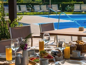 Free daily buffet breakfast