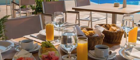 Free daily buffet breakfast