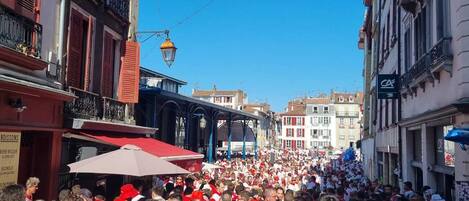 Suihku, hiustenkuivaaja, pyyhkeet, vessapaperi