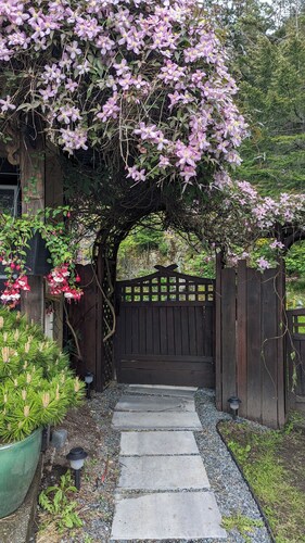 Private Garden Suite in Langford - Free car charger