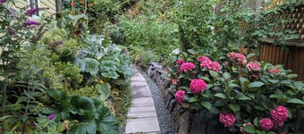 New on Vrbo - 5.0 stars Top 1% Airbnb -
Private Garden Suite - Free car charger