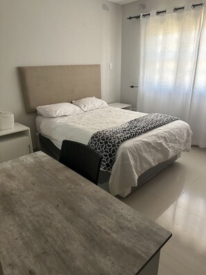5 bedrooms, iron/ironing board, WiFi, bed sheets