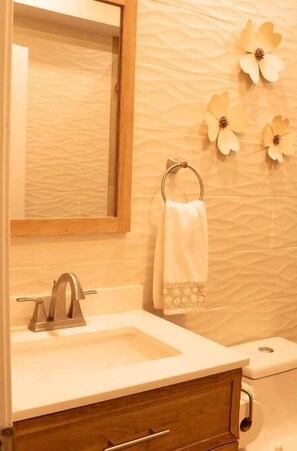 Een haardroger, handdoeken, zeep, shampoo