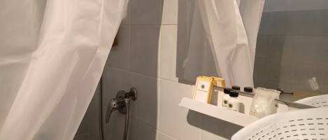 Dusche, Haartrockner, Bidet, Handtücher