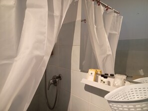 Dusche, Haartrockner, Bidet, Handtücher