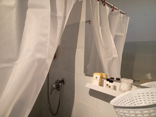 Dusj, hårføner, bidé og håndklær