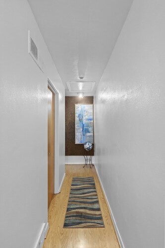  Very Spacious Duplex 7
minutes from ST. LOUIS AIRPORT and METROPOLITAN area!