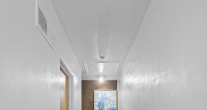 Very Spacious Duplex 7
minutes from ST. LOUIS AIRPORT and METROPOLITAN area!