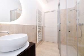 Douche, sĂšche-cheveux, serviettes fournies, shampoing