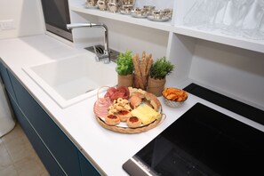 Kühlschrank, Mikrowelle, Ofen, Geschirrspüler