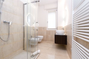 Dusche, Haartrockner, Handtücher, Shampoo