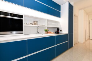 Kühlschrank, Mikrowelle, Ofen, Geschirrspüler