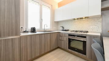 Kühlschrank, Mikrowelle, Ofen, Geschirrspüler