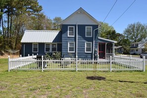 Exterior - Surf & Wind- Fire Pit, Fenced in Yard (Chincoteague)