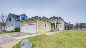 Un quartier résidentiel où les maisons sont dotées de garages à l’avant et où les pelouses sont bien entretenues.