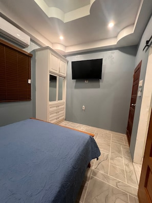 Habitación Confort doble, vistas a la piscina | Colchones viscoelásticos, cortinas opacas, tabla de planchar con plancha