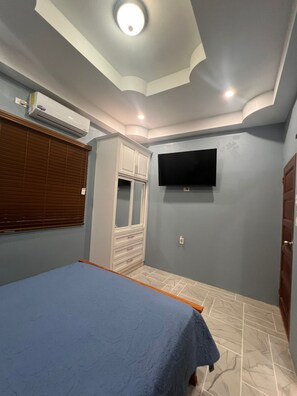 Habitación Confort doble, vistas a la piscina | Baño | Ducha, artículos de higiene personal gratuitos, toallas y jabón