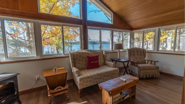 Smart TV - Muskoka Cottage Minutes From Bala (MacTier)