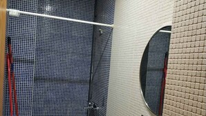 Un baño con inodoro, lavabo y zona de ducha.