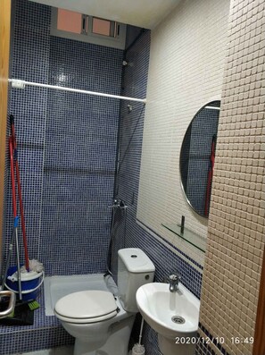 Een douche, een haardroger, handdoeken, zeep